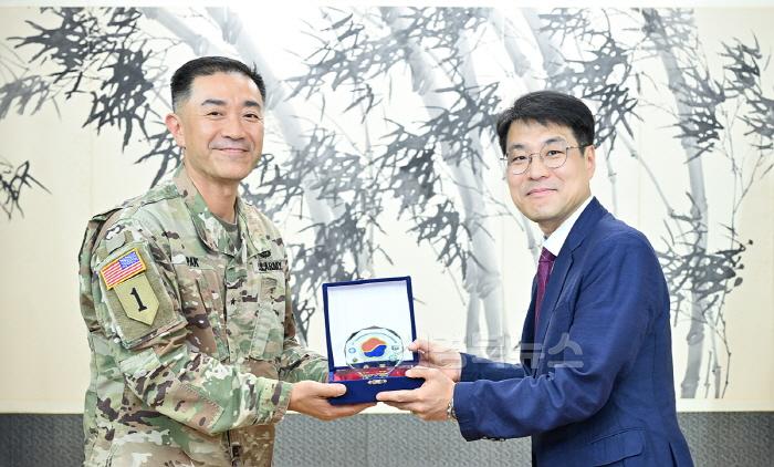 [크기변환][붙임1]_미_사령관_면담_사진_1.jpg