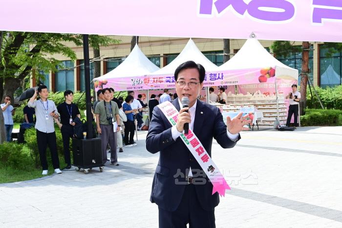[크기변환]김천자두 대한민국 국회를 사로잡다-농식품유통과(사진6).jpg