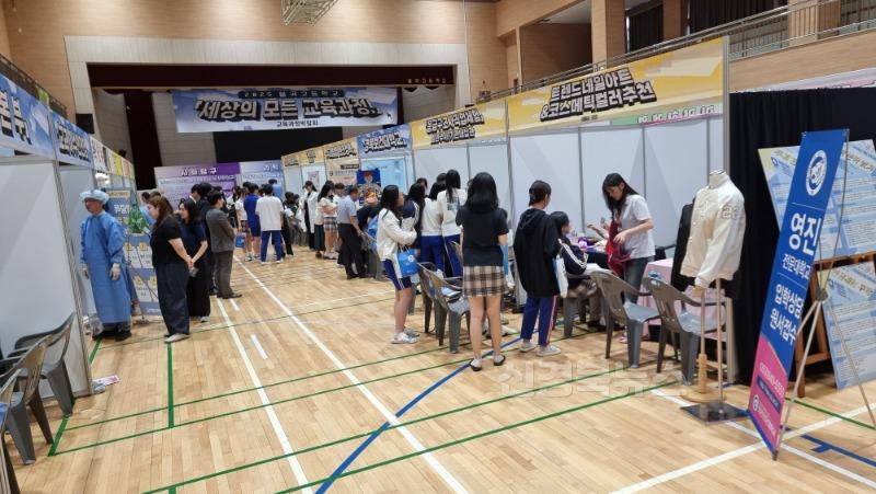율곡고 교육과정박람회 사진1.jpg