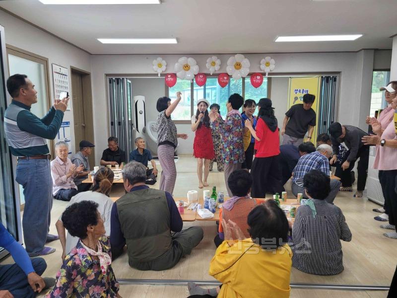 북면 검성리에서 지난 7월 20일 우리동네 재능부자 재능나눔 프로젝트 '어르신 맞춤형 자원봉사 활동' 개최3.jpg
