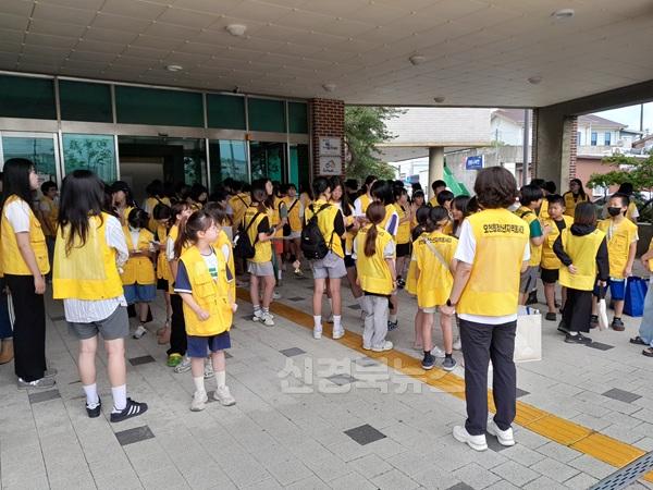 [문덕초] 청소년지역봉사대와  함께하는 나누미봉사단 7월활동 사진 (2).jpg