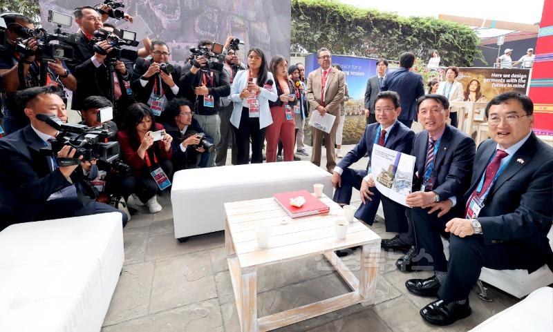 3.APEC_D-100_페루_현지_외신기자_홍보(에이펙_미디어센터_내).jpg