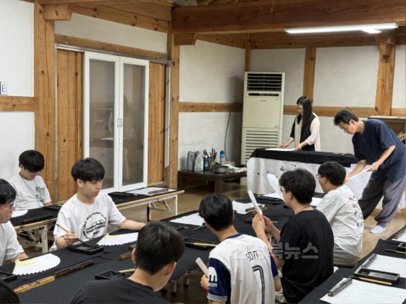영주-3-4 학생들이 전통예절, 선비정신 체험활동을 진행하고 있다.jpg