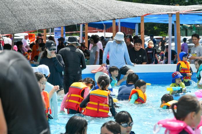 [크기변환]영주-1-3 (참고사진-지난해)시원축제장에서 물놀이를 즐기는 피서객들 모습.jpg