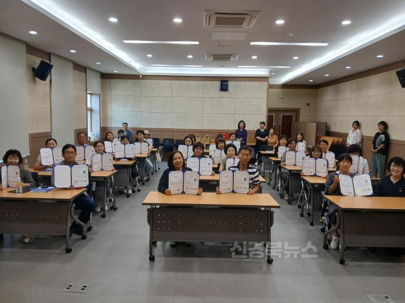 [경산시보도자료]2025년 경산시 평생교육지도자 양성과정 기초반 수료식 개최(1).jpg