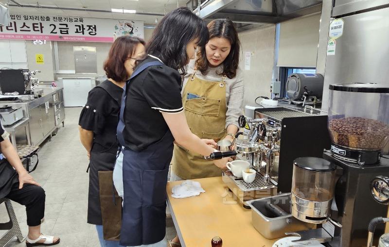 영주-5-3 (참고사진)여성농업인 대상 _커피 바리스타 2급 자격과정_ 교육이 진행되고 있다.jpg