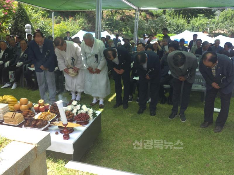 2-5. 가네코후미코 추모식 내빈 헌화.jpg