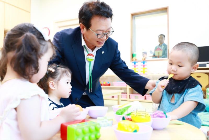 지난 7월 23일 아동과 청소년이 안전하고 건강하게 성장할 수 있는 공간이 될 남울진아동청소년센터 개관식을 개최했다4.jpg