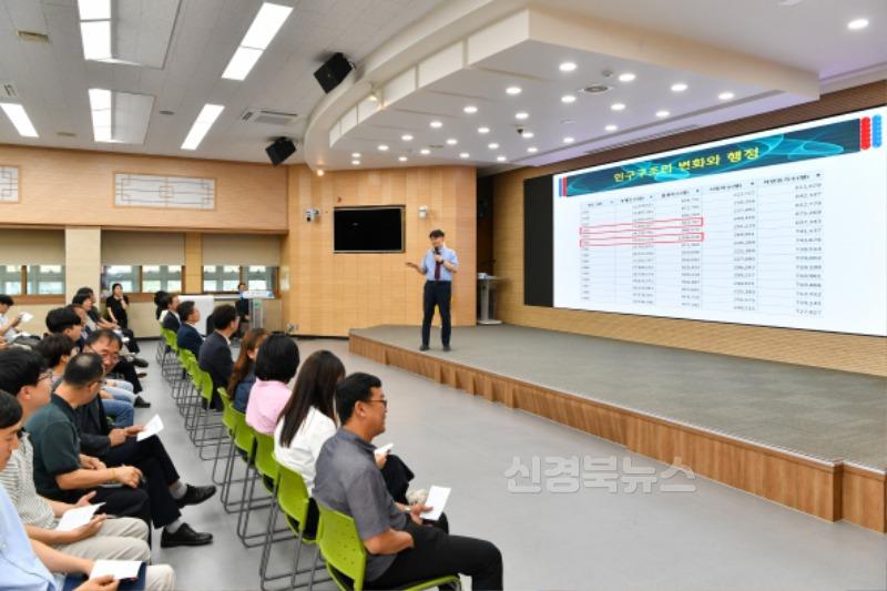 영주-1-2 염건령 한국범죄학연구소 소장이 현장에서 발생할 수 있는 부패, 비위 사례를 기반으로 강의를 진행하고 있다.jpg