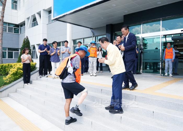 [크기변환]1 [사진] ‘왼발박사’ 이범식 교수, APEC 성공 기원 도보 종주 중 영천 방문 (1).jpg