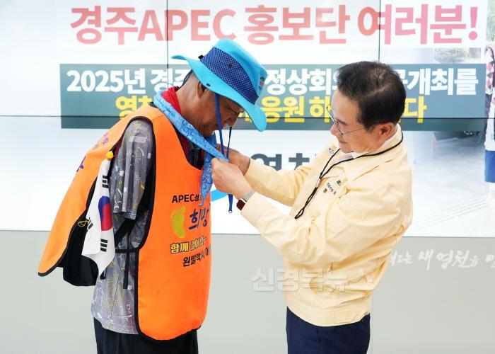 [크기변환]1 [사진] ‘왼발박사’ 이범식 교수, APEC 성공 기원 도보 종주 중 영천 방문 (3).jpg