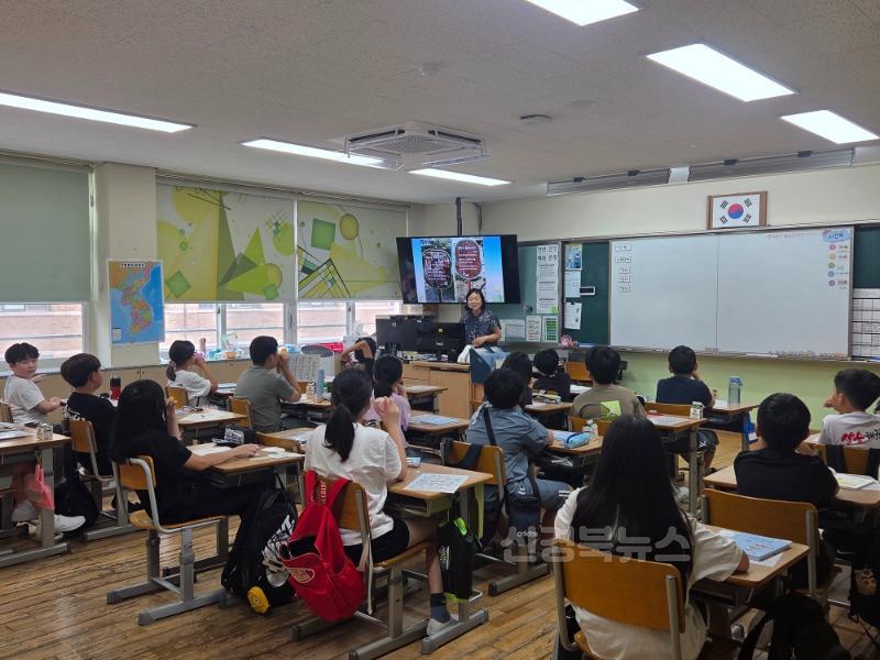 왜관초등학교_교과서 속 동시 작가와의 만남 1.jpg