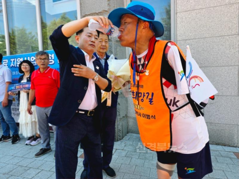 6. 건천읍) 시원한 물로 갈증을 해소하는 이범식 교수.jpg