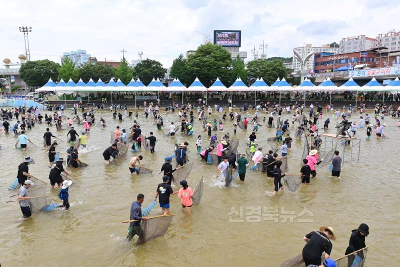 1.(참고사진)2024년_봉화은어축제_(반두잡이_체험).jpg
