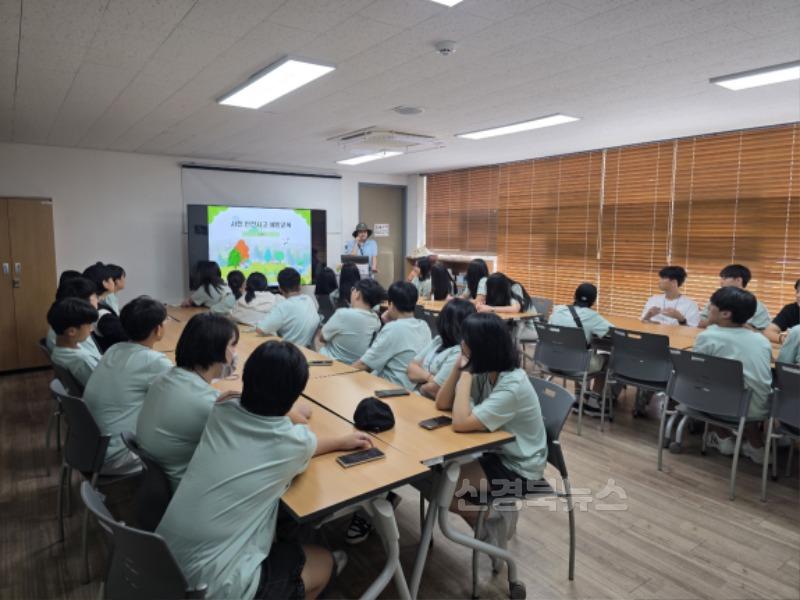 영주-3-2 청소년 성장 ‘마음 숲 캠프’ 안전사고 예방 교육이 진행되고 있다.jpg