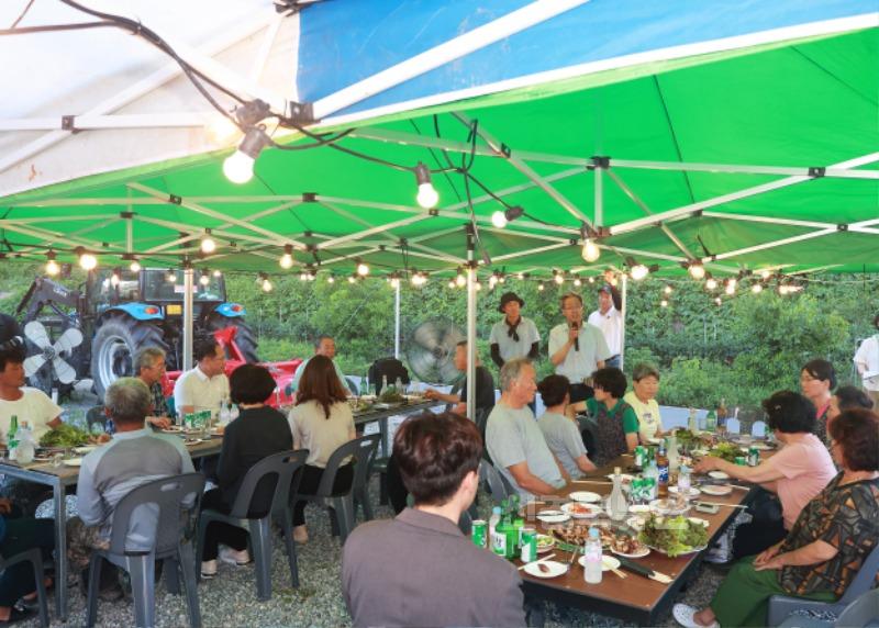 3-3 사진(영양군새마을회, “다시 봄은 온다” 희망 릴레이 삼겹데이).jpg