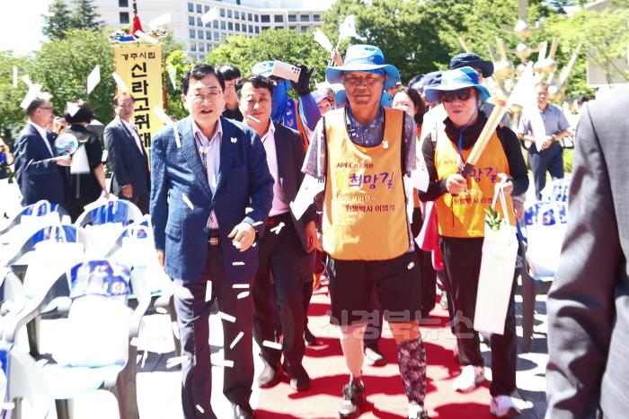 [크기변환]보도자료_왼발로 잇다 이범식 박사 400km 대장정 완주_01.jpg