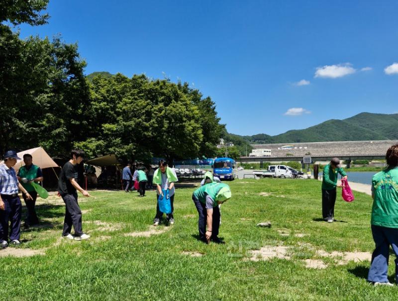 새마을경제과)새마을문고 청도군지부, 운문댐 하류보서 피서지 이동문고 운영2.jpg