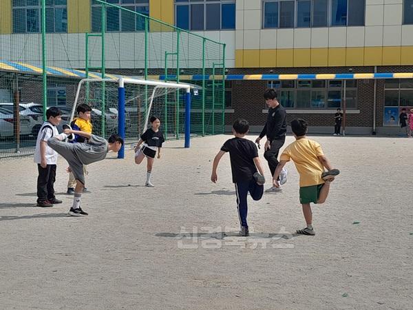 [문덕초]포항포은유소년축구클럽과 함께하는 축구교실 성료 사진 (1).jpg