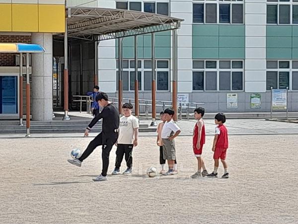 [문덕초]포항포은유소년축구클럽과 함께하는 축구교실 성료 사진 (2).jpg