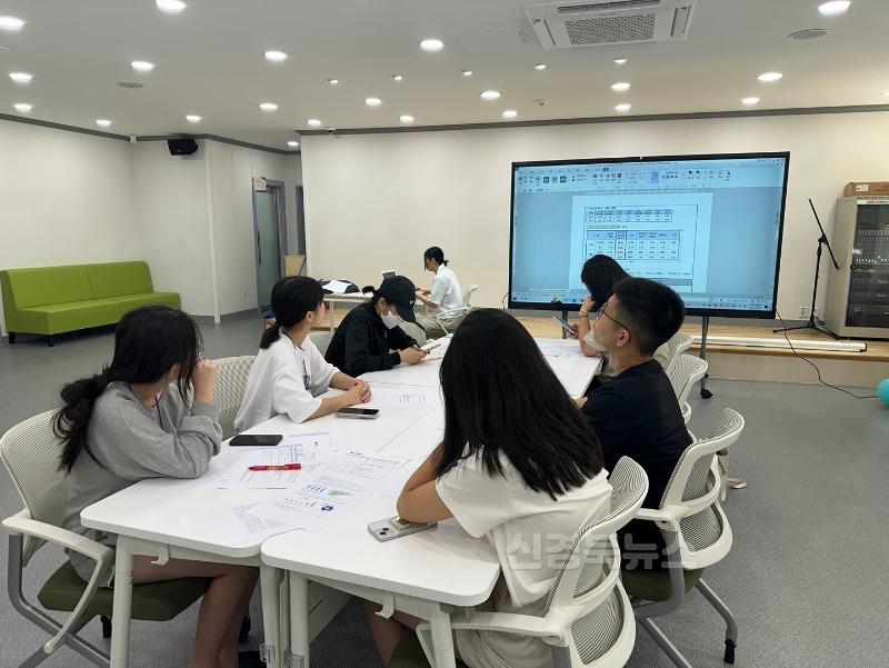 경산시 - 청소년의 미래를 여는 경산, 청소년시설 스마트 공간 조성(전자칠판 활용사진).jpg