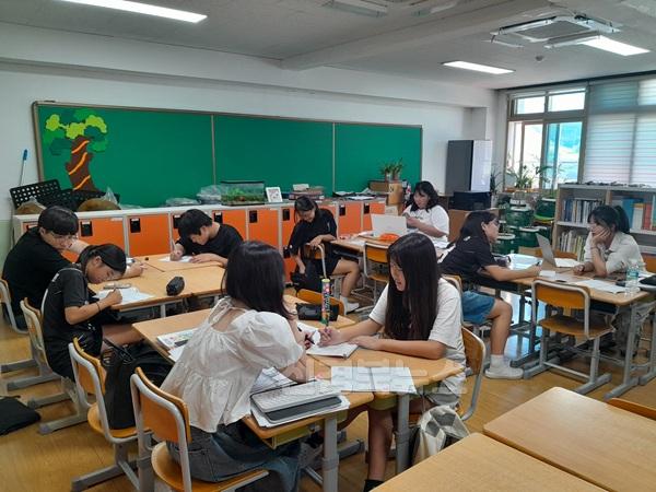 [문덕초] 한국장학재단과 함께하는 대학생과 함께 하는 대학생멘토링 실시 사진 (1).jpg