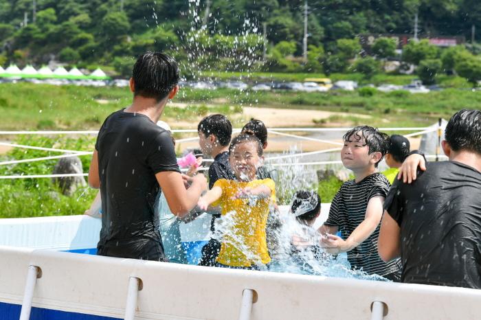 [크기변환]영주-2-3 축제장을 방문한 어린이들이 물놀이를 즐기고 있다.jpg
