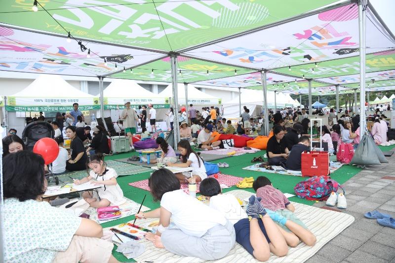 2025 김천포도축제 준비 박차-농식품유통과(사진4_2024포도축제).jpg