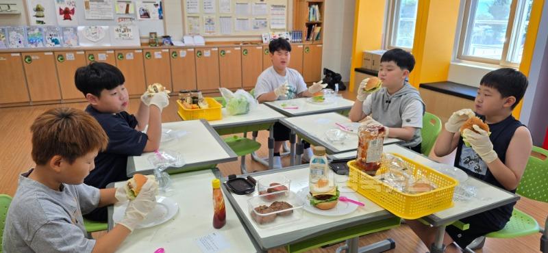 숭산초등학교_[보도자료] 영어로 읽고, 만들고, 맛보고! (숭산초) (1).jpg