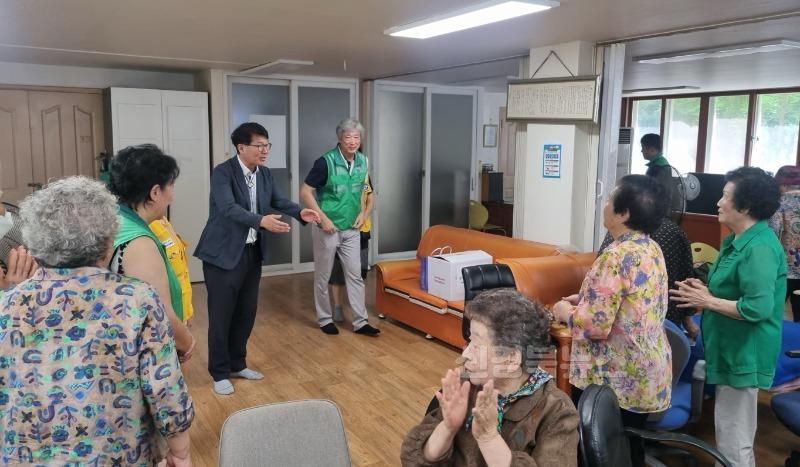 7 [사진] 동부동 3개 단체, 중복 맞아 관내 경로당에 ‘사랑의 빵’ 전달 (1).jpeg