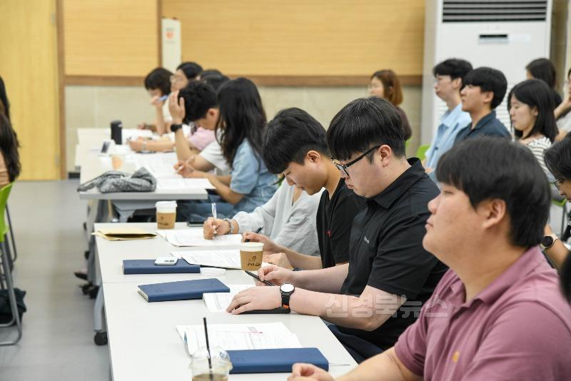 영주-5-3 영주시청 직원들이 계약실무 교육을 듣고있다.jpg