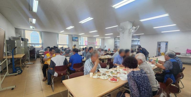 영주-7-2 대한적십자사봉사회 영주시협의회가 부석교회에서 지역 어르신들께 비빔밥 80인분을 대접했다.jpg