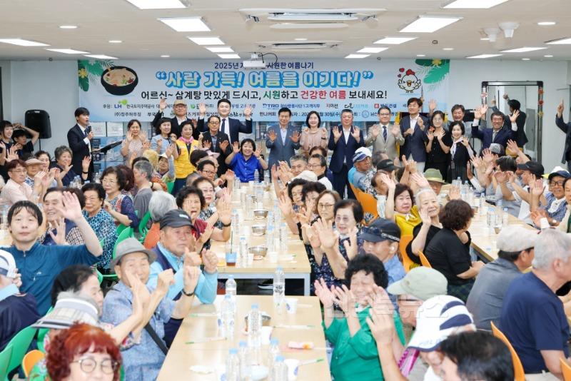 대구 중구, 남산기독교종합사회복지관 홀몸 어르신에 보양식 및 여름나기 물품 전달(단체사진).jpg
