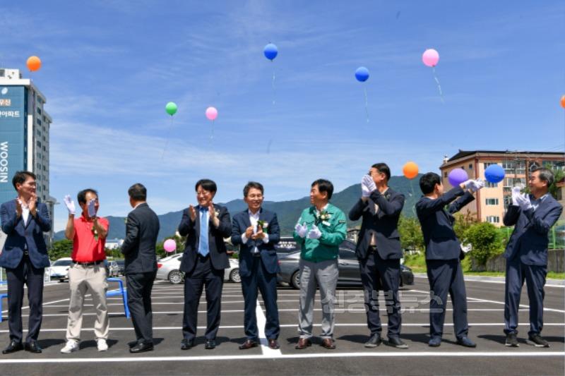 영주-4-3 유정근 영주시장 권한대행(가운데)을 비롯한 관계자들이 풍기토종인삼시장 공영주차장 준공을  축하하고 있다.jpg