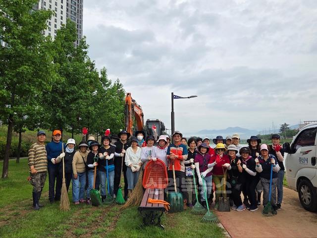 경산시 - 서부2동통장협의회, 대로변 풀베기 봉사활동 실시3.jpg