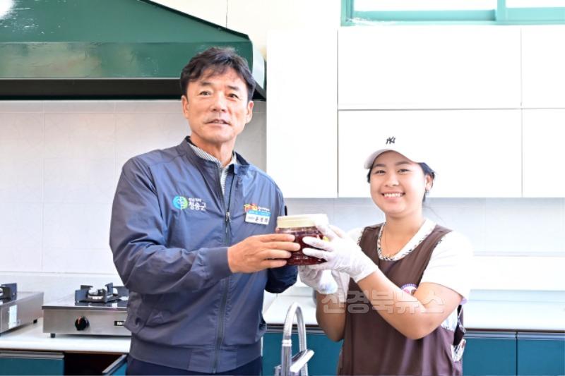 250730보도자료(청송군가족센터, 결혼이민여성 대상 고추장 만들기 체험 운영) (2).jpg
