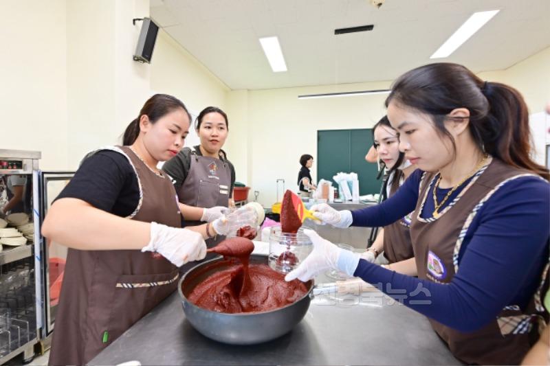 250730보도자료(청송군가족센터, 결혼이민여성 대상 고추장 만들기 체험 운영) (3).jpg