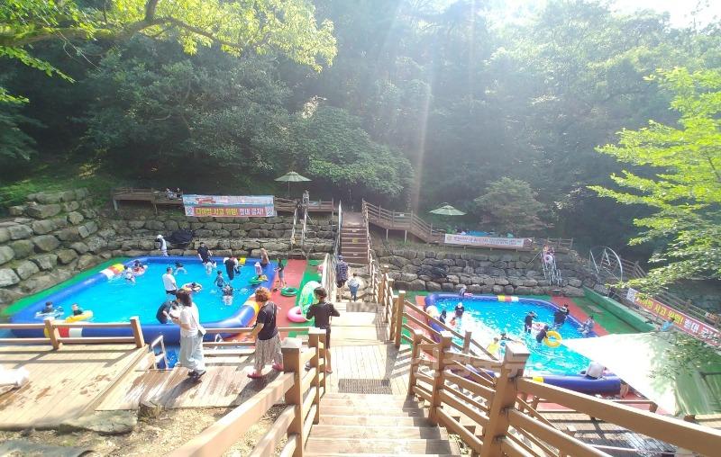 [홍보담당관실]여름 방학  바캉스 대신 ‘구캉스’ 어때요[사진(옥성자연휴양림 물놀이장)].jpg