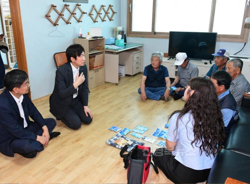 폭염 속에 피어난 동행, 함께 만들어낸 그늘-복지기획과(사진2).jpg