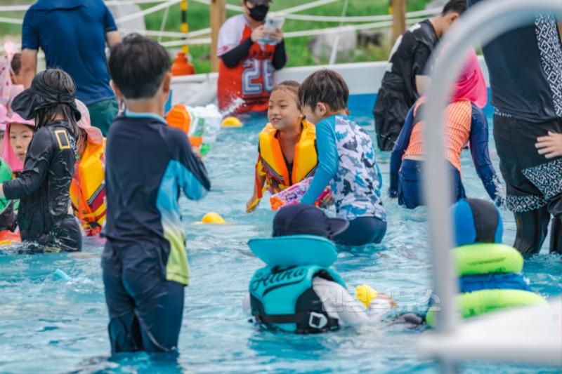 영주-1-1 (참고사진) 지난해 영주 시원축제장에서 아이들이 물놀이를 즐기고 있다.jpg