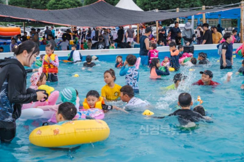 영주-1-3 (참고사진) 지난해 영주 시원축제장에서 아이들이 물놀이를 즐기고 있다.jpg