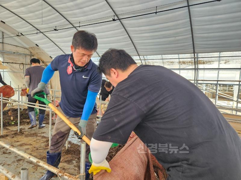 울진군 공무원노동조합 위원장을 비롯한 군청 직원 30여 명이 지난 7월 29일부터 30일까지 집중호우로 큰 피해를 입은 충청남도 예산군 삽교읍 농가를 찾아 비닐하우스 등 침수 피해 복구에 힘을 보탰다.2.jpg