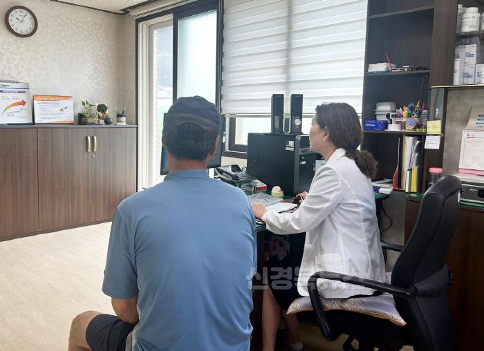 [크기변환]영주-3 한 시민이 두전보건진료소에서 진료를 보고 있다.jpg