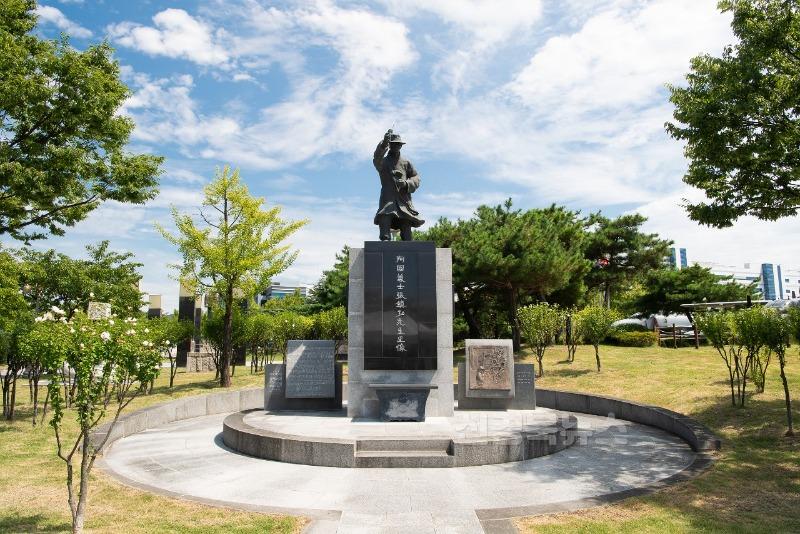 [복지정책과]구미시  장진홍 의사 95주기 추모식 엄숙히 거행(장진홍 선생 동상).jpg