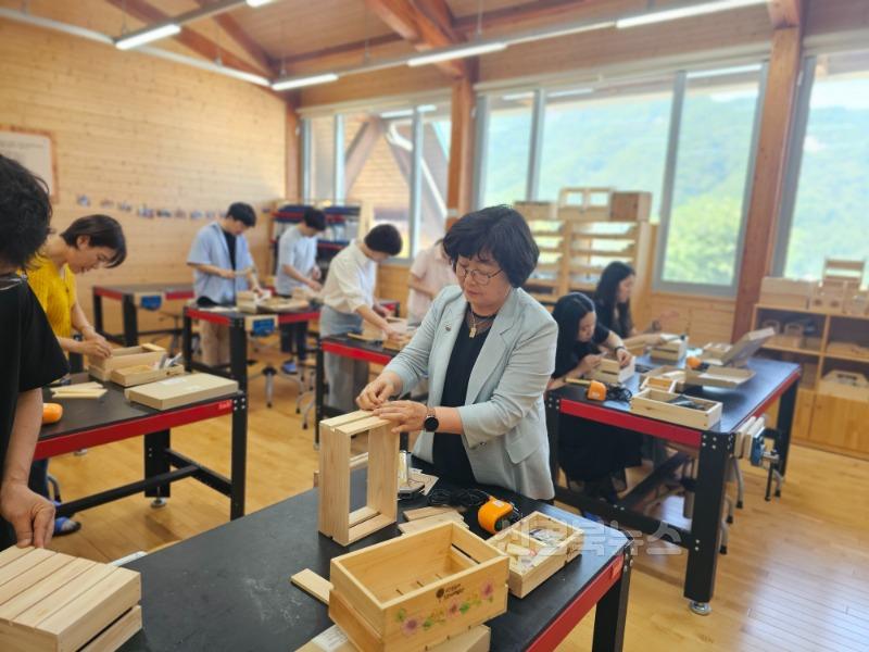 상주교육지원청 소통의 날 목재체험(교육장님).jpg