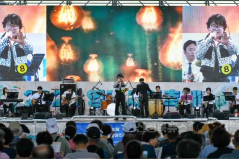 영주-1-1 서천 강변가요제에서 12명의 본선 참가자들이 경연을 펼치고 있다.jpg