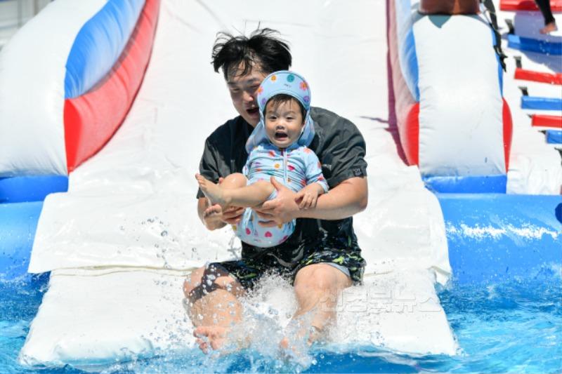 영주-1-2 아빠와 아들이 슬라이드를 타며 물놀이 즐기고 있다.jpg