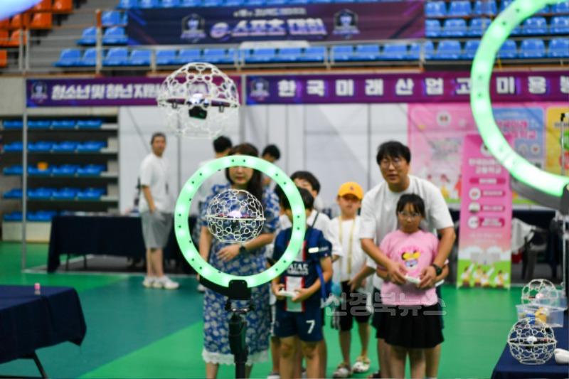 영주-2-8 가족 단위 나들이객이 경기장에 마련된 드론축구를 즐기고 있다.jpg