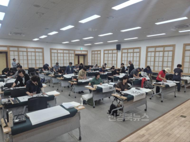 영주-3-2 전국 어르신 캘리그라피 대전 휘호대회가 진행되고 있다.jpg