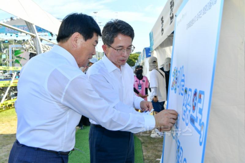 영주-4-2 유정근 영주시장 권한대행(오른쪽)과 김병기 의장(왼쪽)이 다문화 인식개선 스티커를 부착하고 있다.jpg